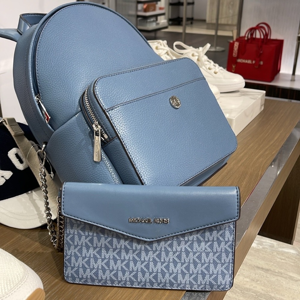 MICHAEL KORS 
Maisie Medium Pebbled Leather 2-in-1 Backpack
Denim 
NWT
